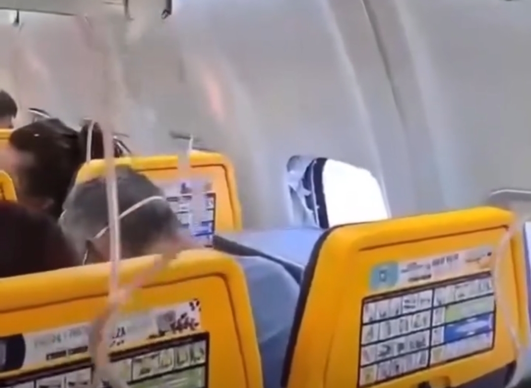 Putnik umalo isisan iz aviona kroz razbijeni prozor: Kako su posada i sistemi sigurnosti spriječili tragediju na letu Ryanaira