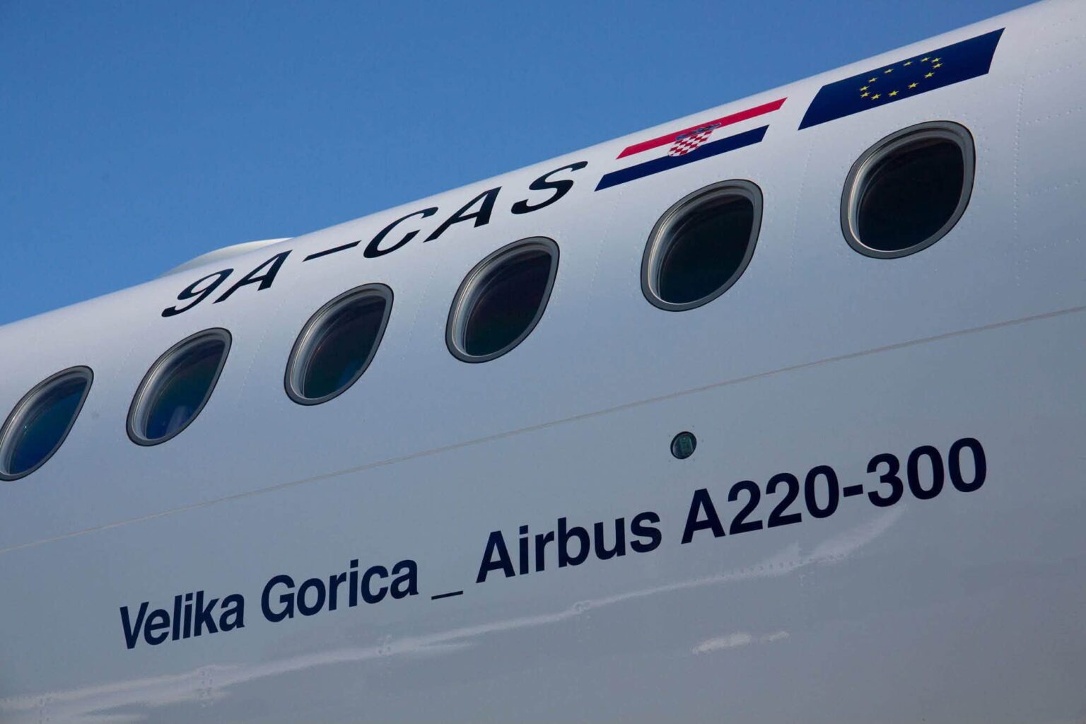 Novi ponos Croatia Airlinesa: U flotu stigao prvi Airbus A220 nazvan “Velika Gorica”
