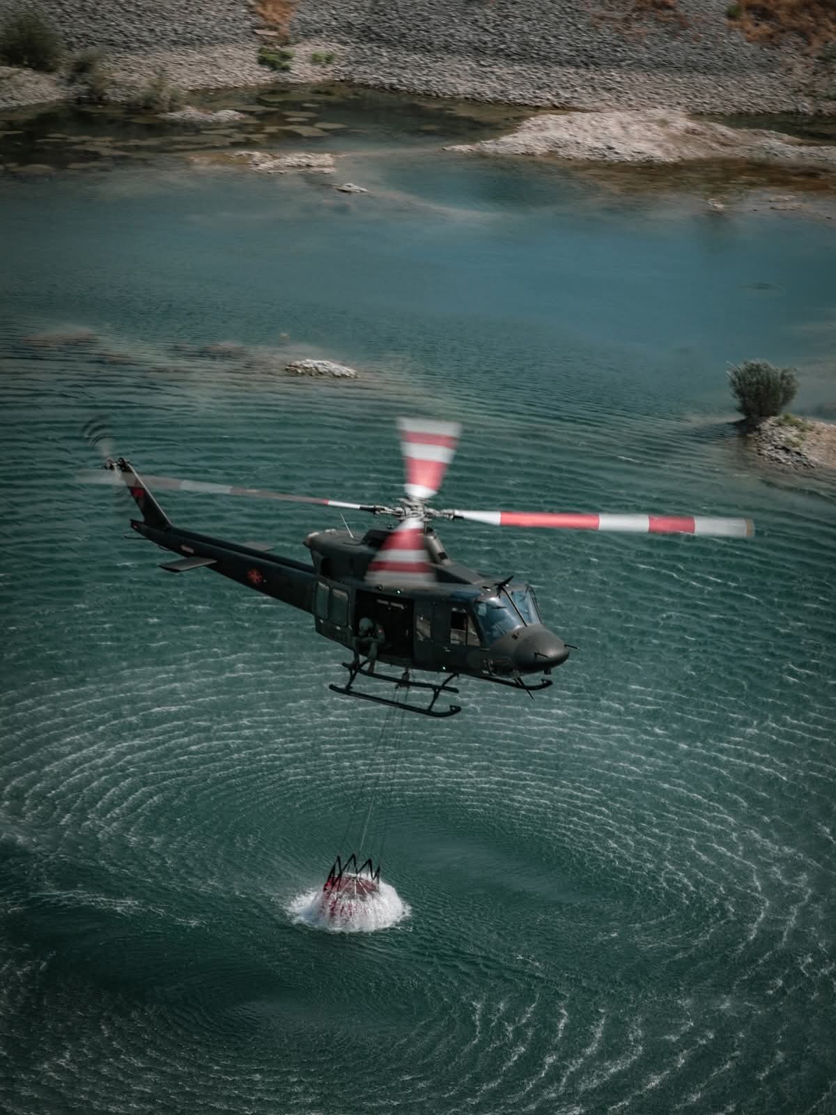 Helikopteri Vojske Crne Gore angažovani su na gašenju požara na području opštine Herceg Novi