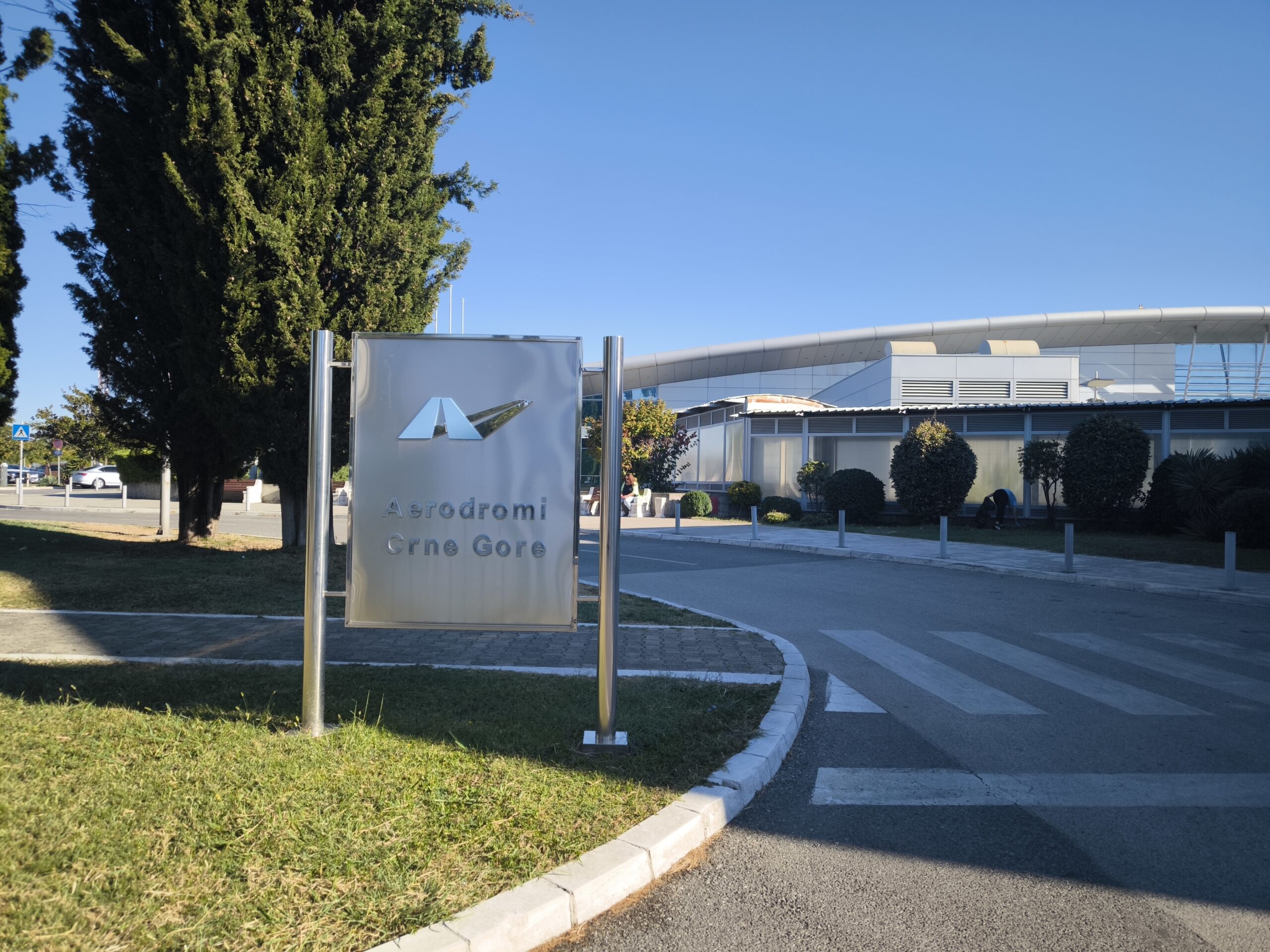 Aerodromi Crne Gore AD podnijeli su Ministarstvu saobraćaja zahtjev za davanje u zakup poslovnog prostora i zemljišta avio-kompaniji Wizz Air, radi uspostavljanja baze na Aerodromu Podgorica